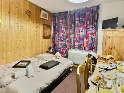 Un ou plusieurs lits dans un hébergement de l'établissement Studio 4 pers à Tignes, balcon sud, animaux admis - FR-1-411-391