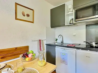 Cuisine ou kitchenette dans l'établissement Studio 4 pers à Tignes, balcon sud, animaux admis - FR-1-411-391