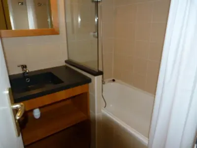 Salle de bains dans l'établissement Appartement 2 pièces, balcon, animaux admis, Arc 1800 - FR-1-411-436