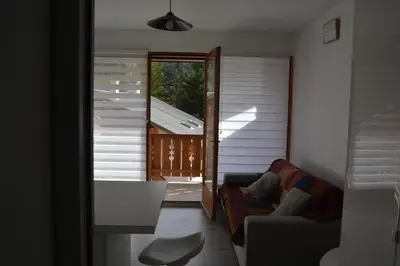 Coin salon dans l'établissement joli studio exposé sud avec terrasse