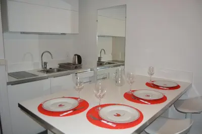 Cuisine ou kitchenette dans l'établissement joli studio exposé sud avec terrasse