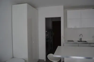 Cuisine ou kitchenette dans l'établissement joli studio exposé sud avec terrasse