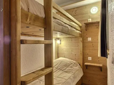 Un ou plusieurs lits dans un hébergement de l'établissement Studio cabine 4 pers, balcon, proche pistes - FR-1-455-163