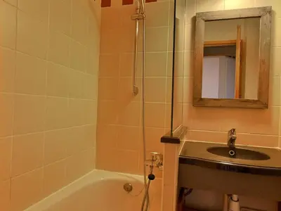 Salle de bains dans l'établissement Studio cabine 4 pers, balcon, proche pistes - FR-1-455-163