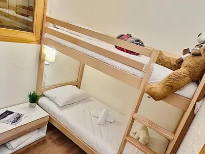 Un ou plusieurs lits dans un hébergement de l'établissement Studio cabine pour 4 au pied des pistes à Tignes, balcon sud - FR-1-411-486