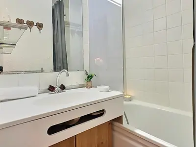 Salle de bains dans l'établissement Studio cabine pour 4 au pied des pistes à Tignes, balcon sud - FR-1-411-486