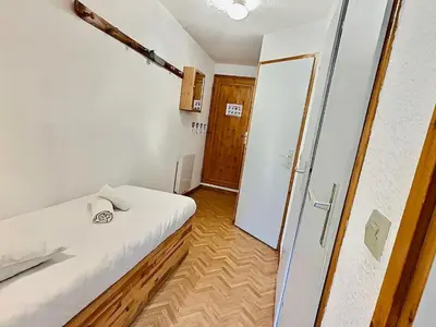 Un ou plusieurs lits dans un hébergement de l'établissement Studio cabine pour 4 au pied des pistes à Tignes, balcon sud - FR-1-411-486