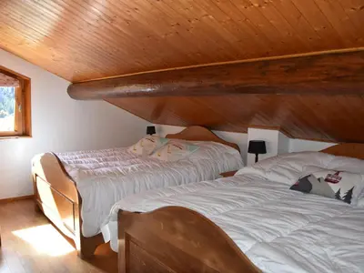 Un ou plusieurs lits dans un hébergement de l'établissement Chalet 5 pièces lumineux près des pistes, 10 personnes - FR-1-464-169