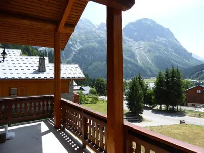 Vue générale sur la montagne ou vue sur la montagne depuis le chalet