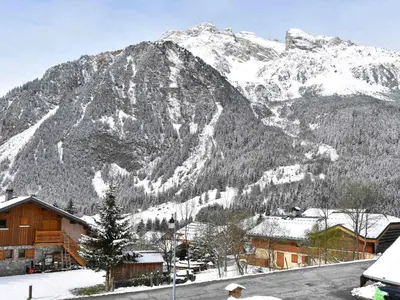 Vue générale sur la montagne ou vue sur la montagne depuis le chalet