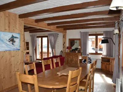 Coin salon dans l'établissement Chalet 5 pièces lumineux près des pistes, 10 personnes - FR-1-464-169