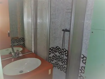 Salle de bains dans l'établissement Studio cosy à Tignes, confort montagnard pour 2 personnes - FR-1-411-488