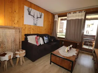 Coin salon dans l'établissement Appart rénové 2 pièces, skis aux pieds, balcon, animaux admis - FR-1-502-174