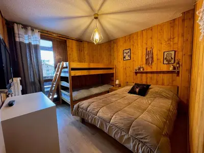 Un ou plusieurs lits dans un hébergement de l'établissement Appart rénové 2 pièces, skis aux pieds, balcon, animaux admis - FR-1-502-174