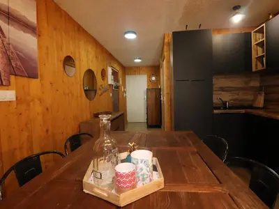 Cuisine ou kitchenette dans l'établissement Appart rénové 2 pièces, skis aux pieds, balcon, animaux admis - FR-1-502-174