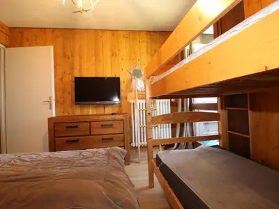 Un ou plusieurs lits dans un hébergement de l'établissement Appart rénové 2 pièces, skis aux pieds, balcon, animaux admis - FR-1-502-174