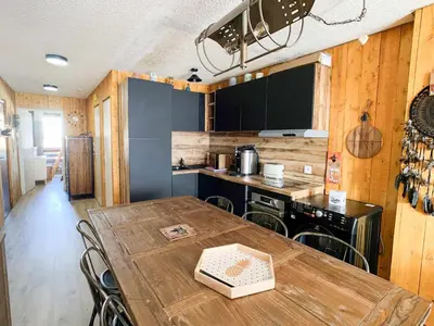 Cuisine ou kitchenette dans l'établissement Appart rénové 2 pièces, skis aux pieds, balcon, animaux admis - FR-1-502-174