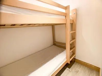 Un ou plusieurs lits dans un hébergement de l'établissement Studio rénové & lumineux près des pistes avec balcon - Animaux admis - FR-1-502-156