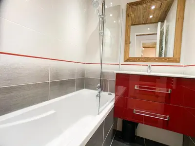 Salle de bains dans l'établissement Studio rénové & lumineux près des pistes avec balcon - Animaux admis - FR-1-502-156