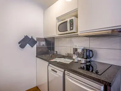 Cuisine ou kitchenette dans l'établissement Studio Rond Point des Pistes - Val Claret-12 by Interhome