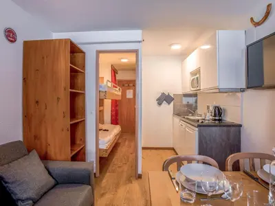 Cuisine ou kitchenette dans l'établissement Studio Rond Point des Pistes - Val Claret-12 by Interhome