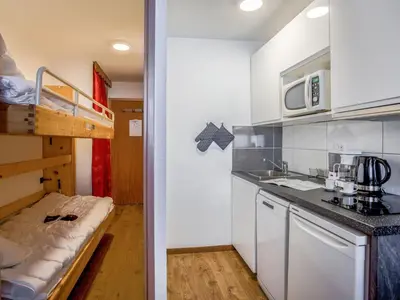 Cuisine ou kitchenette dans l'établissement Studio Rond Point des Pistes - Val Claret-12 by Interhome