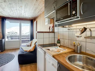 Cuisine ou kitchenette dans l'établissement Studio Le Curling A - Val Claret-21 by Interhome