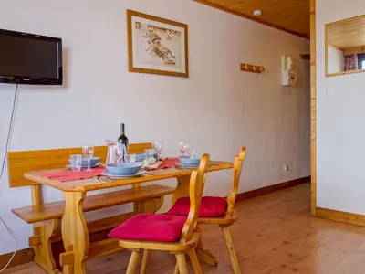 Télévision ou salle de divertissement dans l'établissement Studio Les Genepis - Val Claret-3 by Interhome