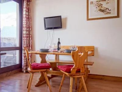 Télévision ou salle de divertissement dans l'établissement Studio Les Genepis - Val Claret-3 by Interhome