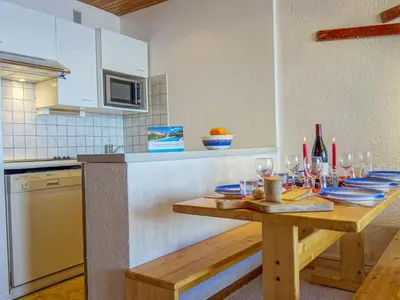 Cuisine ou kitchenette dans l'établissement Apartment Les Hauts du Val Claret - Val Claret-22 by Interhome