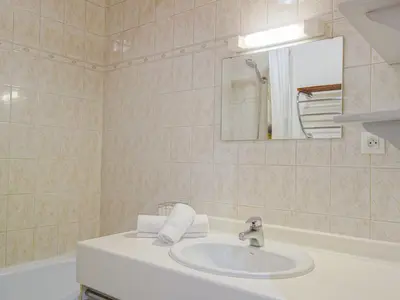 Salle de bains dans l'établissement Apartment Les Hauts du Val Claret - Val Claret-22 by Interhome