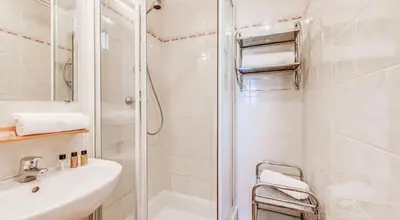 Salle de bains dans l'établissement Résidence Les Soldanelles - Chalets pour 10 Personnes MAE-2760