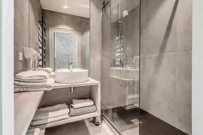 Salle de bains dans l'établissement Résidence Combe Folle - Appartement rénové 3 - Terrasse - vue lac MAE-3384
