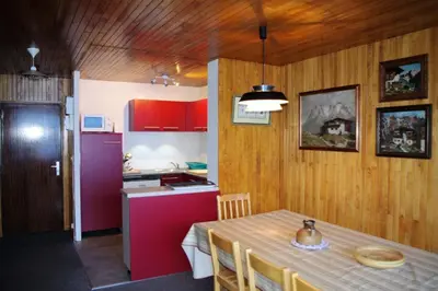 Cuisine ou kitchenette dans l'établissement Résidence PrÉmou - 3 pièces 70m2 belle vue lac et Grande Motte MAE-3423