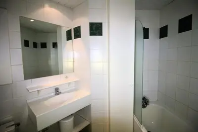 Salle de bains dans l'établissement Résidence Roches Rouges C - studio confortable, pied des pistes MAE-3580