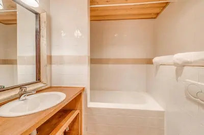 Salle de bains dans l'établissement Chalet Aspen - Chalet 170m2 - 6 chambres, 6 salles de bain, sauna MAE-3405