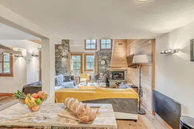 Coin salon dans l'établissement Chalet Crystal Ridge - Chalet - 129m2 - 6 chambres, 6 salles de bain MAE-3406