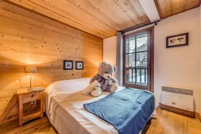Un ou plusieurs lits dans un hébergement de l'établissement Chalet Crystal Ridge - Chalet - 129m2 - 6 chambres, 6 salles de bain MAE-3406