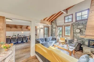 Coin salon dans l'établissement Chalet Crystal Ridge - Chalet - 129m2 - 6 chambres, 6 salles de bain MAE-3406