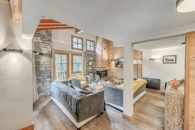 Coin salon dans l'établissement Chalet Crystal Ridge - Chalet - 129m2 - 6 chambres, 6 salles de bain MAE-3406