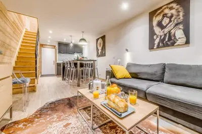 Coin salon dans l'établissement Résidence MoutiÈres B - Appartement duplex rénové 4, confortable MAE-3382