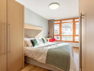Un ou plusieurs lits dans un hébergement de l'établissement Appartement moderne 4 pièces avec piscine, spa, parking et accès direct aux pistes - FR-1-352-65