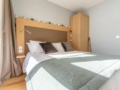 Un ou plusieurs lits dans un hébergement de l'établissement Appartement moderne 4 pièces avec piscine, spa, parking et accès direct aux pistes - FR-1-352-65