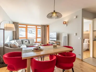 Coin salon dans l'établissement Appartement moderne 4 pièces avec piscine, spa, parking et accès direct aux pistes - FR-1-352-65