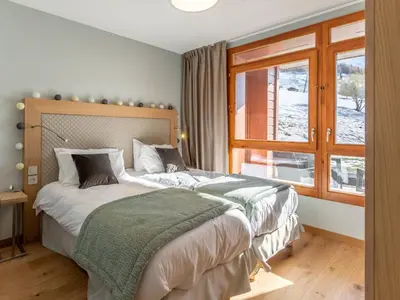 Un ou plusieurs lits dans un hébergement de l'établissement Appartement moderne 4 pièces avec piscine, spa, parking et accès direct aux pistes - FR-1-352-65