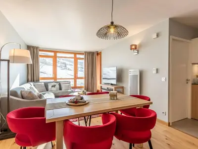 Coin salon dans l'établissement Appartement moderne 4 pièces avec piscine, spa, parking et accès direct aux pistes - FR-1-352-65