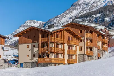 Vue générale sur la montagne ou vue sur la montagne depuis le village vacances