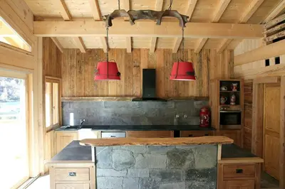 Cuisine ou kitchenette dans l'établissement Chalet La Fontanette