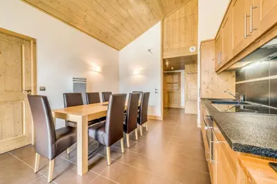 Cuisine ou kitchenette dans l'établissement Résidence Les Balcons EtoilÉs - Appartement 4 au pied des pistes MAE-3256