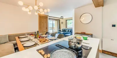 Cuisine ou kitchenette dans l'établissement Résidence La Tour Du Merle - 4 Pièces pour 8 Personnes MAE-3257